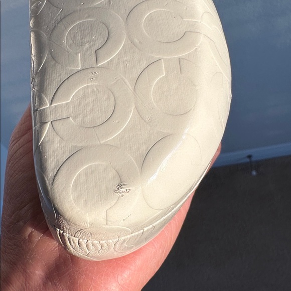 Coach Glossy Cream Eyeglasses Case. - Picture 6 of 8